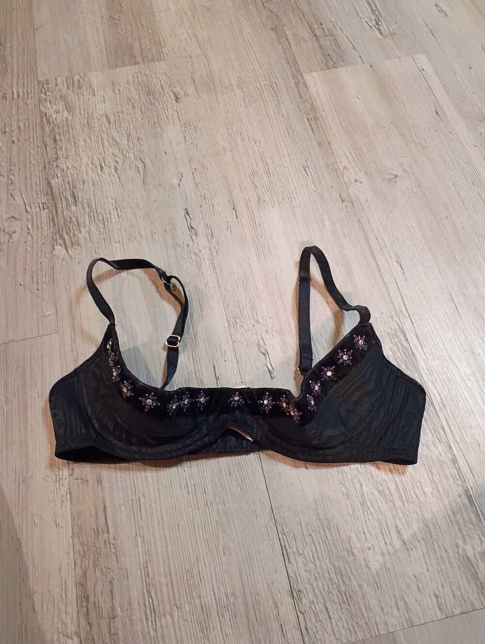 Victoria Secret - Picture 2 of 4